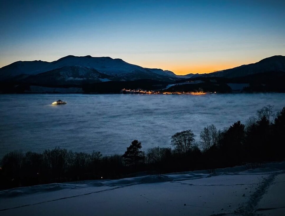Iskald kveldsstemning på Kvanne med frostrøyk på fjorden 🥶😊 Ei ferje på fjorden i skumringa.