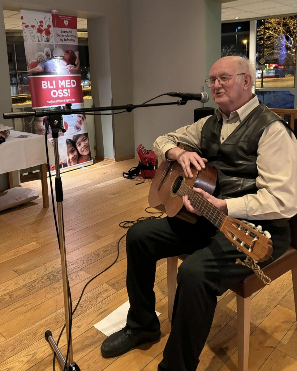 Holger Skei med god underholdning til gjestene. mann med gitar