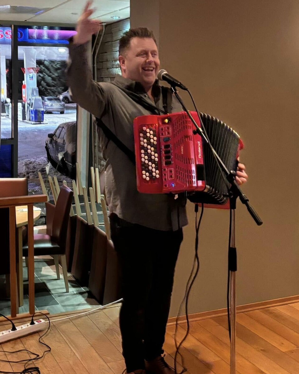Mathias Kvalvik sørget for dansemusikk og muligheter for å ta en svingom. mann med trekkspill