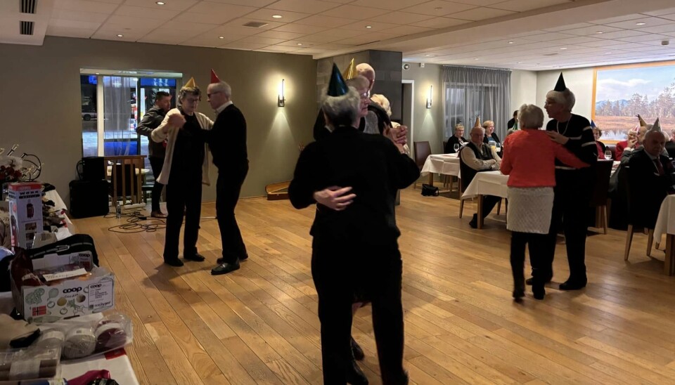 Godt med aktivitet på dansegulvet. folk danser to og to på dansegulv