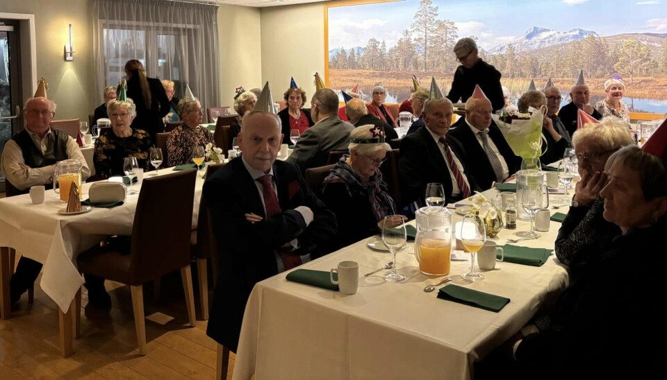 Thon Hotel Surnadal sto for maten på nyttårsfesten. folk rundt langbord