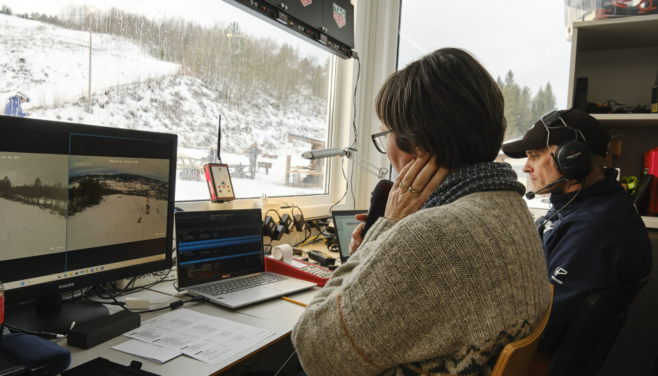 Per Olav Hoem stod for tidtaking og Merete Mogstad var kommentator. to personer ser på skjerm i tidtakerbu