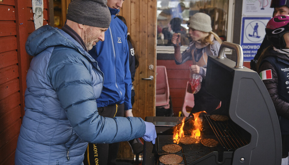 Lyder Bævre var 'grillmeister' under dagens renn. mann griller burgere