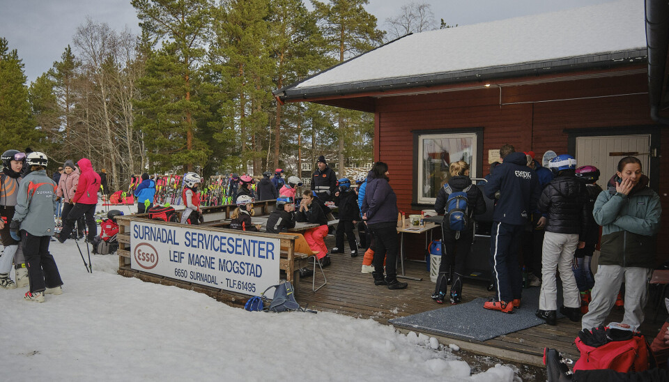 God stemning og masse folk. mange folk utenfor rødt hus