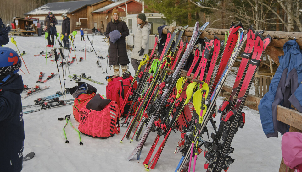 mange ski inntil stativ