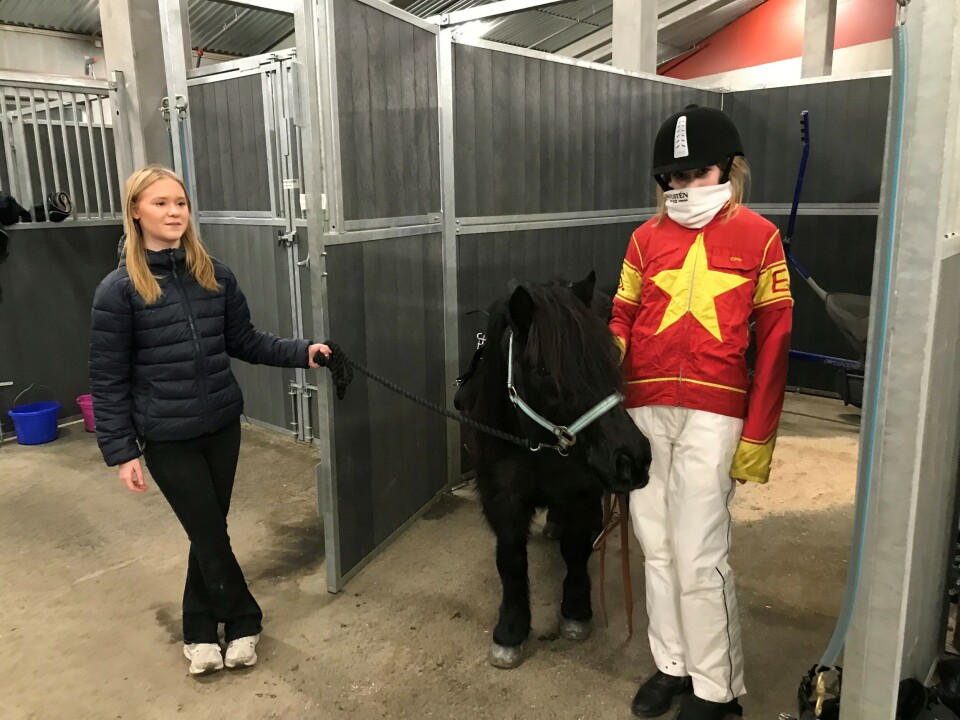 Ane Viktoria Engset Halle med ponnien Rabalder. Til venstre oppasser Mathea Gravvold Ranes.