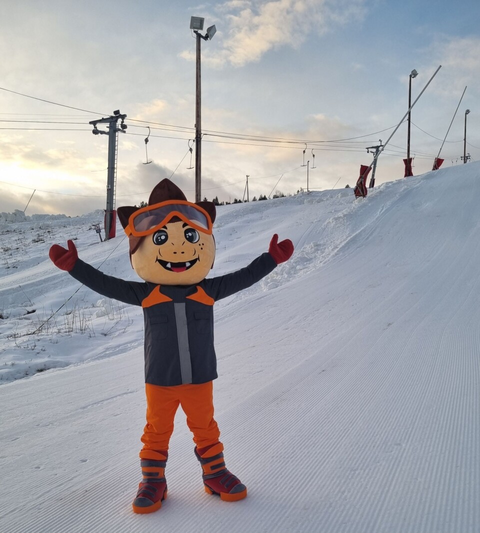Telenor karusellrenn Surnadal IL Alpin sin maskot i bakken.