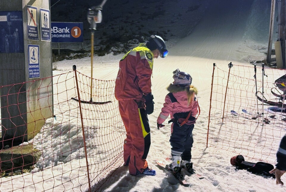 Skipatruljen var med og hjelpte til. Ung alpinist får hjelp av en ungdom i alpinbakken