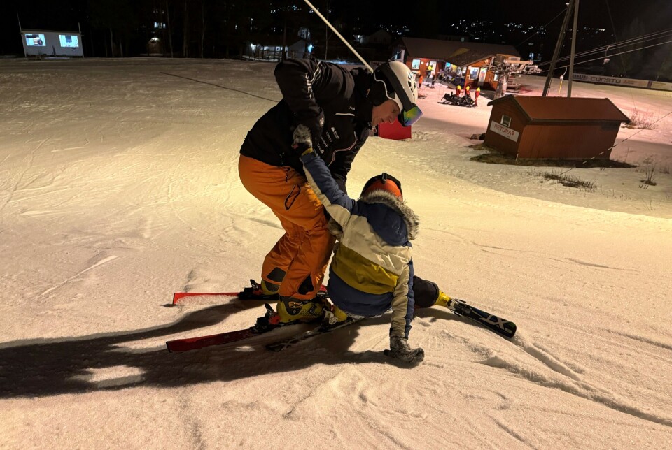 Magnar Heggset hjelpte både store og små i sitt første møte med alpinski.