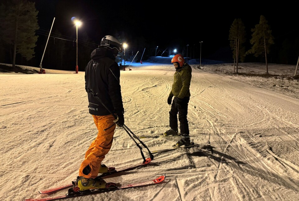 Magnar Heggset gir instruksjonar til ein fersk alpinist.