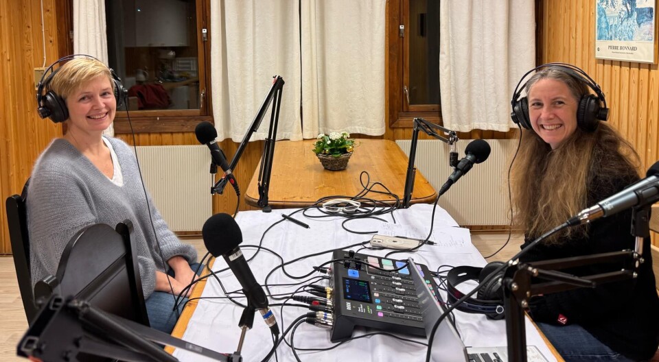 Anne Saltrø Polden og Gunn Elin Røen To damer med headset.