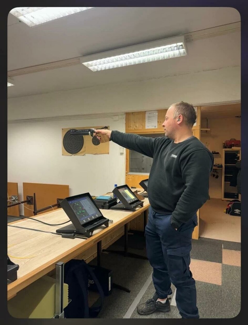 Trond Wiggo Bævre under øving torsdag denne uken. Mann med pistol.