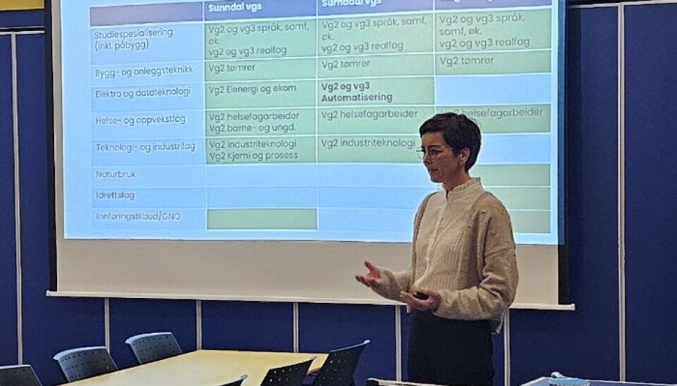 Rektor Hilde Andersen ved Surnadal vidaregåande skole innledet med en orientering om skolen og samarbeidet med næringslivet i regionen.