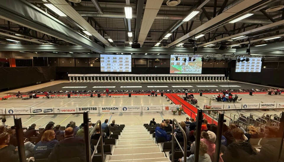 Skyttere i aksjon på LS innendørs i Stjørdalshallen. En stor hall der mange skyttere skyter på blink.