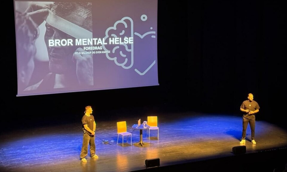 Felix Baldauf og Even Karpuz vekslet på hvem som snakket og brukte et folkelig språk mens de holdt ungdommenes fokus under hele forestillingen. To menn på en scene.