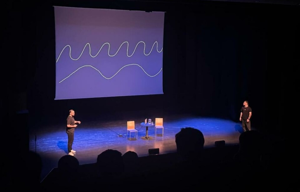 Even Karpuz og Felix Baldauf viste både korte filmer, slidere og tegninger på Storstuå torsdag. Her har en av de tegnet en tegning som forklarer visuelt det de snakket om. To menn på en scene.