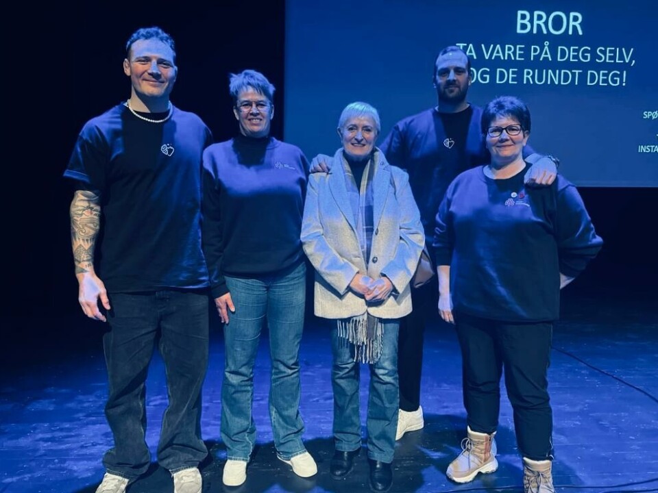 Leder i Todalen sanitetsforening, Solveig Glærum, og leder og nestleder i Surnadal sanitetsforening, Elinor Bolme og Brit Moen, sammen med foredragsholderne Felix Baldauf og Even Karpuz. I det blå scenelyset i Storstuå på Surnadal kulturhus virket alle strålende fornøyde etter foredraget. Fem mennesker står sammen på en scene.