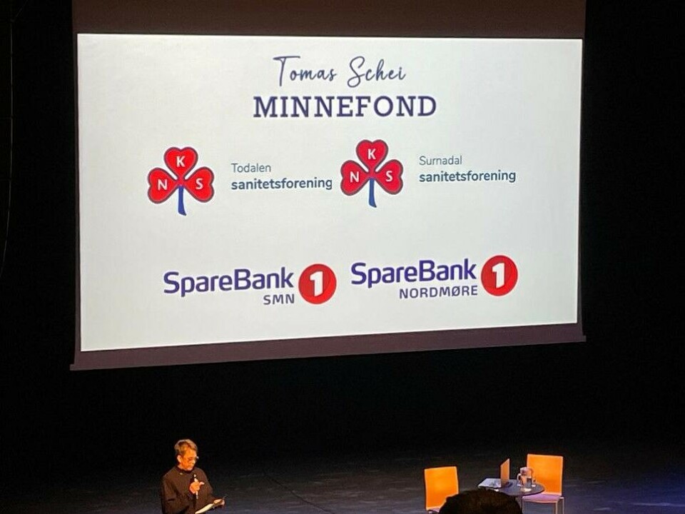 Sanitetsforeningene i Todalen og Surnadal arrangerte torsdag et veldig gripende foredrag med støtte fra Tomas Schei sitt minnefond, SpareBank 1 SMN og SpareBank 1 Nordmøre. Her introduserte Elinor Bolme de to foredragsholderne. En dame på en scene.