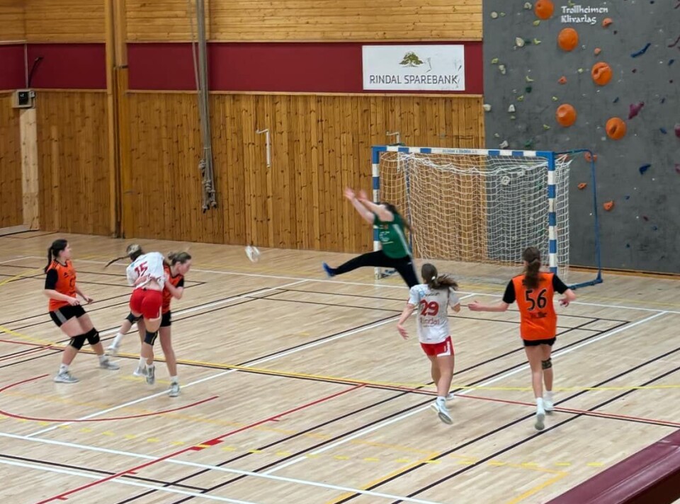 Frida Møkkelgård fyrer av mot Utleiras mål