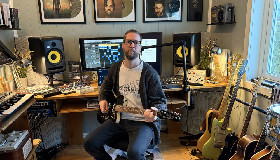 Frank i hjemmestudioet En mørkhåret mann med briller sitter i et lydstudio med en gitar i ganget. Til høyre for han står en rekker gitarer. Bak han er det bilder av album han har gitt ut på veggen og en pc i bakgrunnen