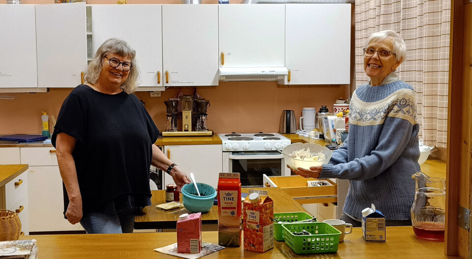 Inger og Brit i luka på kjøkkenet gav smil og sikker valuta til kundane. Kanelsnurrar, smørbrød, bakels og graut, sviskegraut og riskrem gjekk unna! Inger og Brit selde mat frå kjøkkenet.