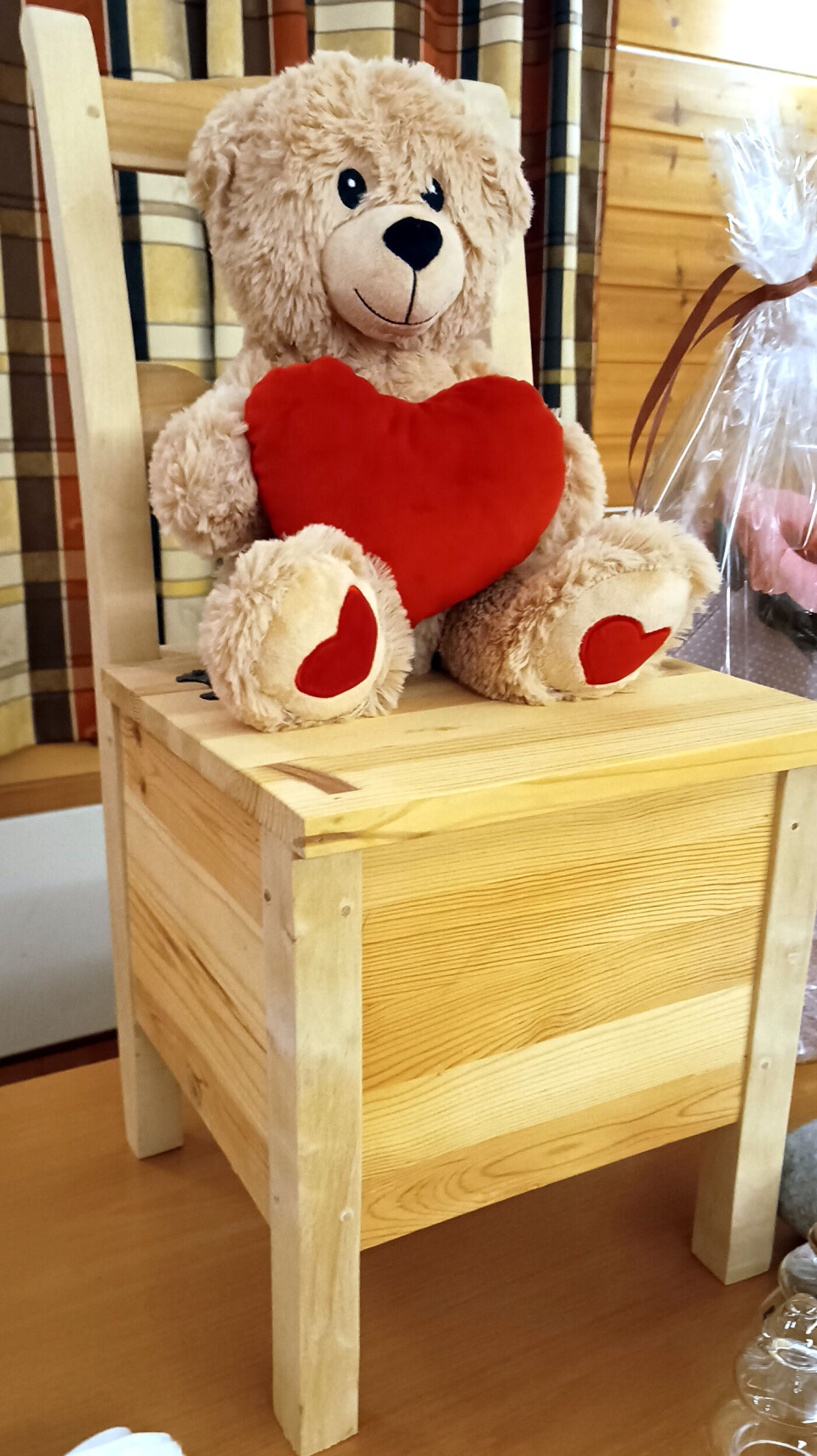 Bamse-gevinsten kviler på kistestolen (gevinst). Bamsen vart forresten gjeve vidare frå vinnaren til ei som vart kjempeglad for den! To gevinstar, ein bamse på ein kistestol.