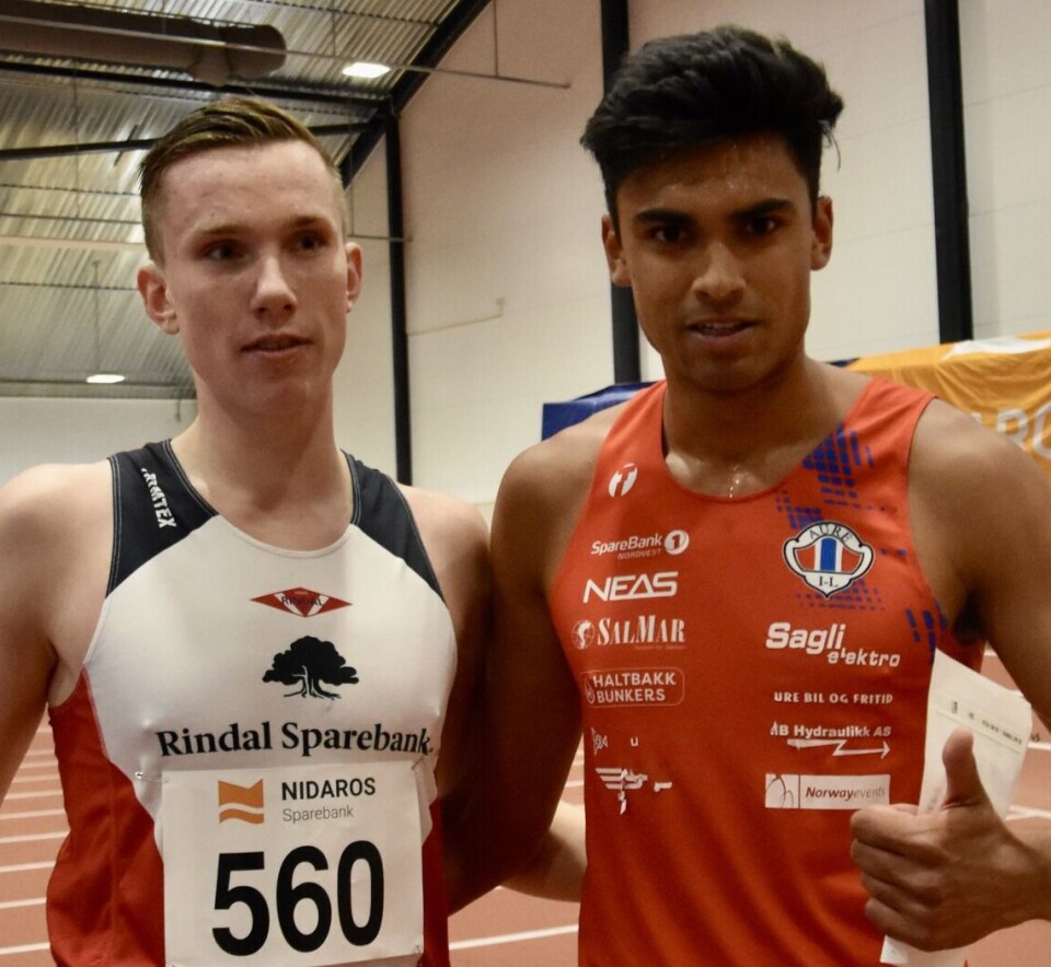 Magnus Øyen sammen med vinneren Kristoffer Sagli. To friidrettsutøvere oppstilt for fotografering.