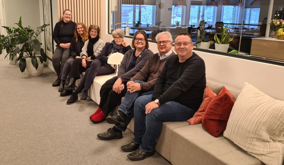 Her er redaksjonen og prosjektgruppa for ny utgave av Surnadalsmagasinet. Fra venstre: Lina Skjerve Vatten, Anita Nedal Øyane, Mette Sæter Ormset, Heidi Meslo Sæther, Karin Halle, Harald Bredesen og Stig Husby. Fem damer og to menn sitter på en lang sofa
