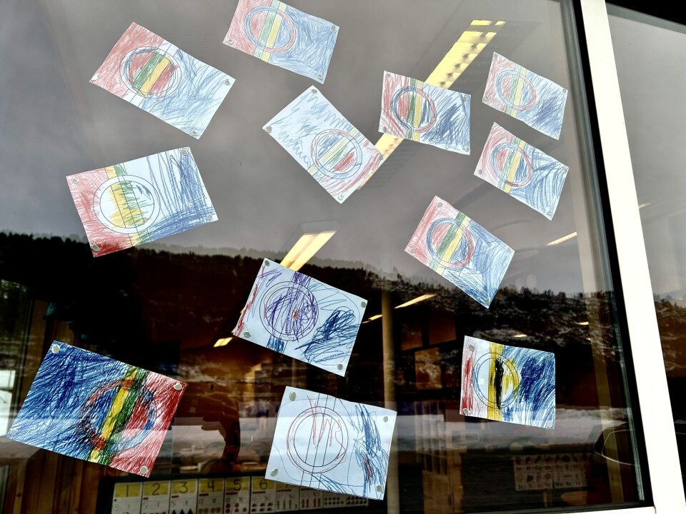 Barnehagebarna på Mo har fargelagt samiske flagg Fargelagte sameflagg på vinduet