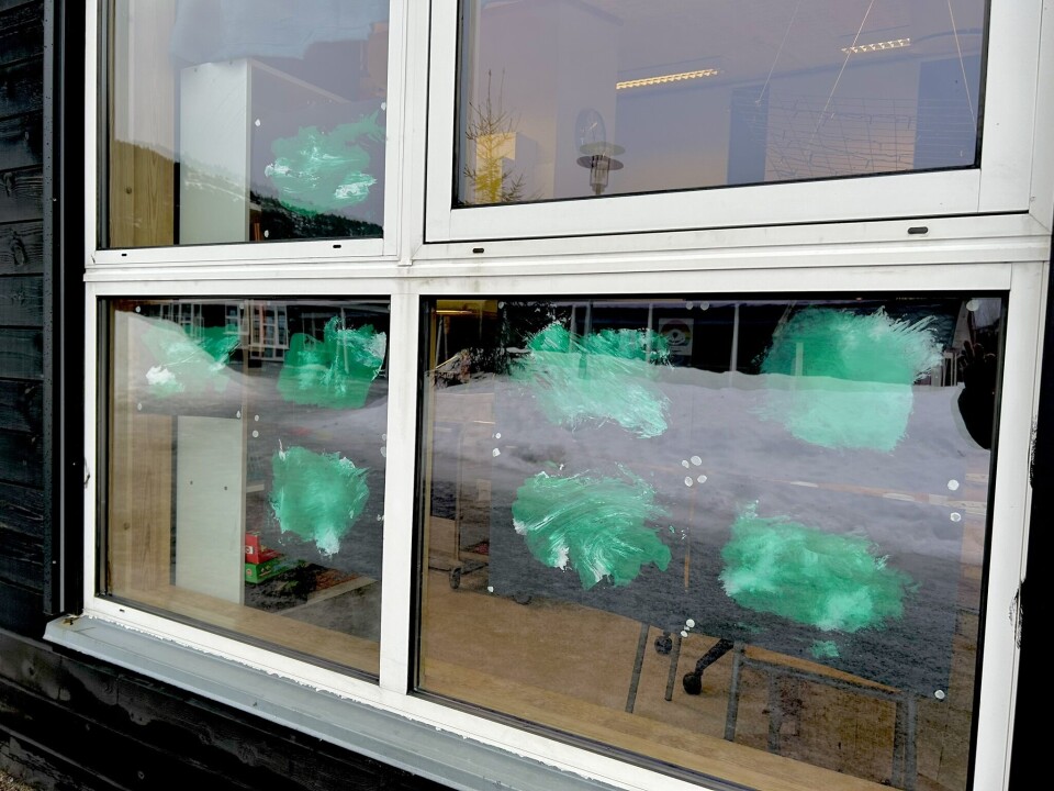 Tidligere i uka har barna malt bilder av nordlyset. Mange maleri av nordlys i vinduet