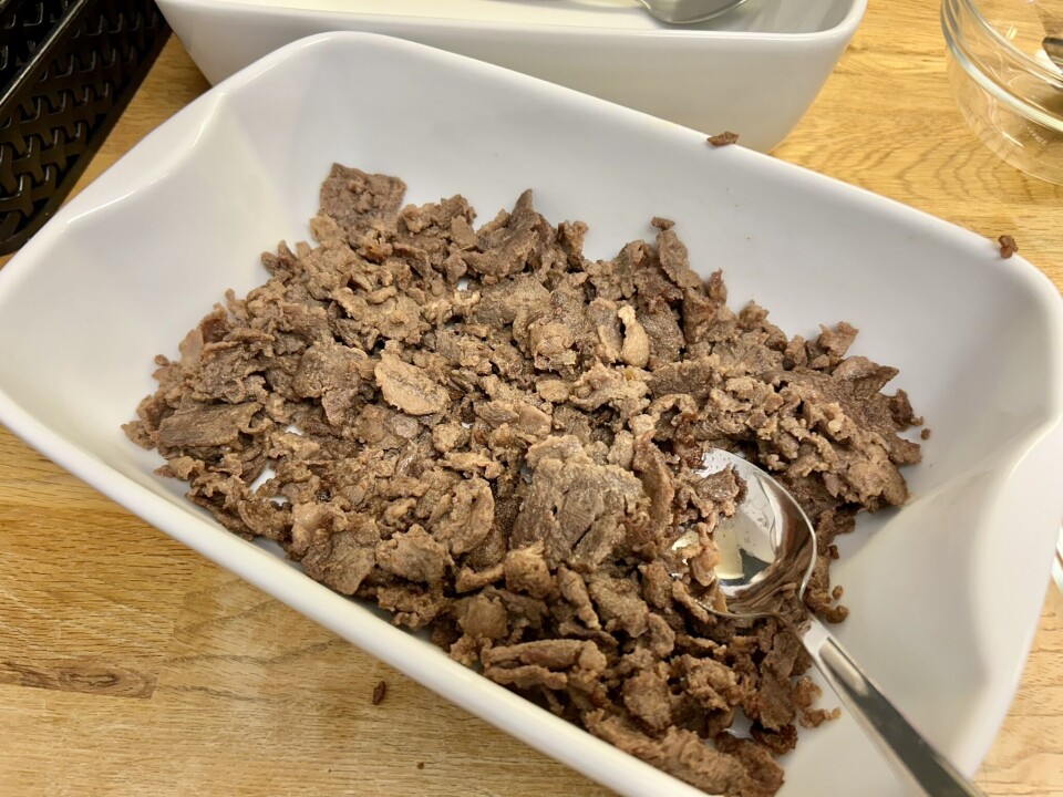 Til lunsj får barnehagebarna servert reinskav med potetmos og gulrøtter Reinskav