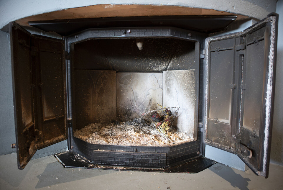 Jevnlig bruk av sotfjerner kan bidra til å løse opp beksot i pipen. Legg en porsjonspose på bålet når det brenner godt, så gjør virkestoffene jobben.