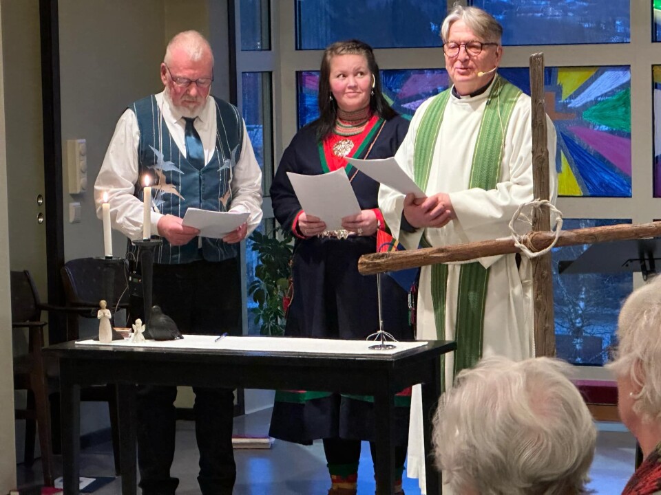 Gudstjenesten hadde liturgi og salmer på både nordsamisk, sørsamisk og nynorsk, ledet av henholdsvis Sverre Hatle, May Bente Anita Jønsson og sokneprest Pål Arne Winsnes. Mannlig klokker, kvinne i kofte og prest bak et enkelt alter som leder gudstjenesten sammen.