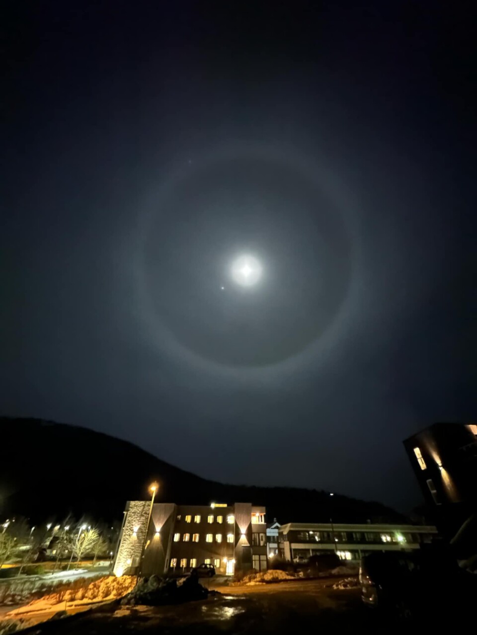 Det samiske flagget inneholder en sirkel som symboliserer sol og måne. Da var det spesielt å komme ut til dette synet etter gudstjenesten! Måne med markant ring rundt.