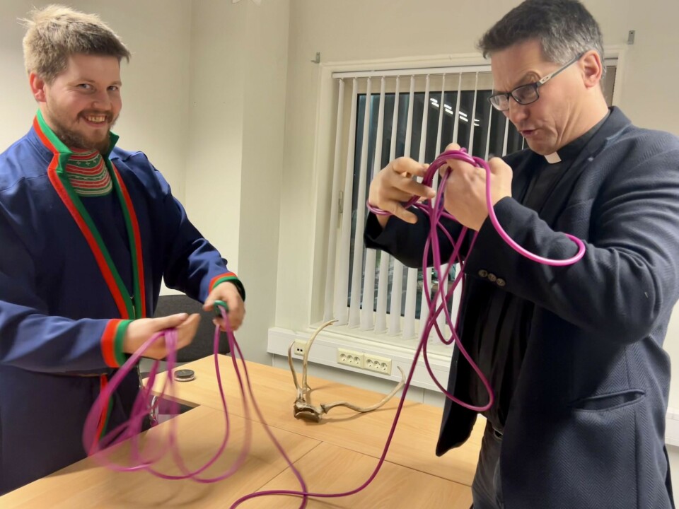 Soknesprest i Sunndal, Jan Fredrik Laskerud, fikk ny sørsamisk rekord i å bomme med lasso, da han endte med å fange en stol i stedet for hornet. To menn med lasso og god stemning