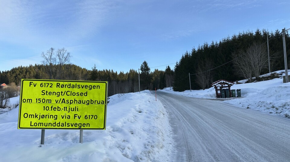 Mens arbeidet pågår vil det være omkjøring via Lomundalsvegen Bilde av gult trafikkskilt med tekst