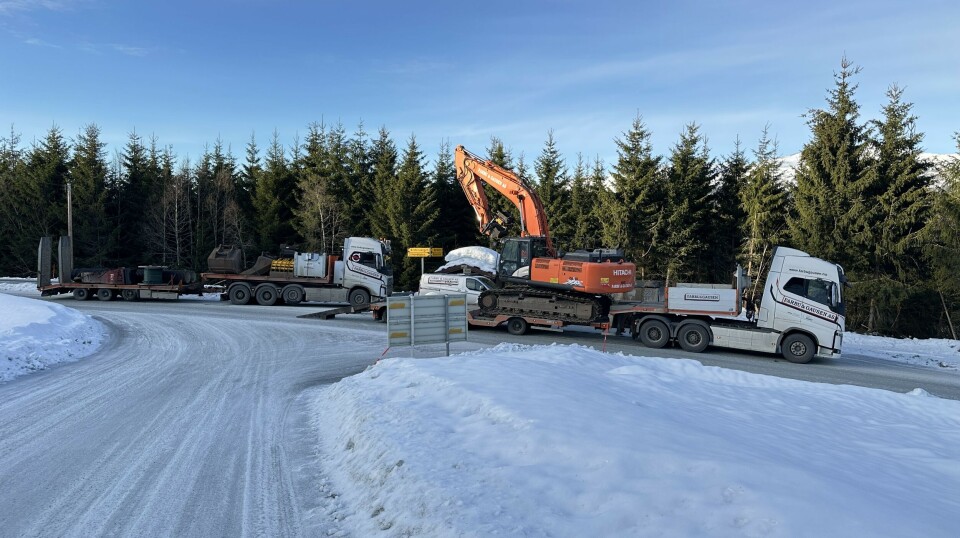 Mandag formiddag startet riggingen til arbeidet med Asphaugbrua To vogntog, den ene med en gravemaskin på lasteplanet