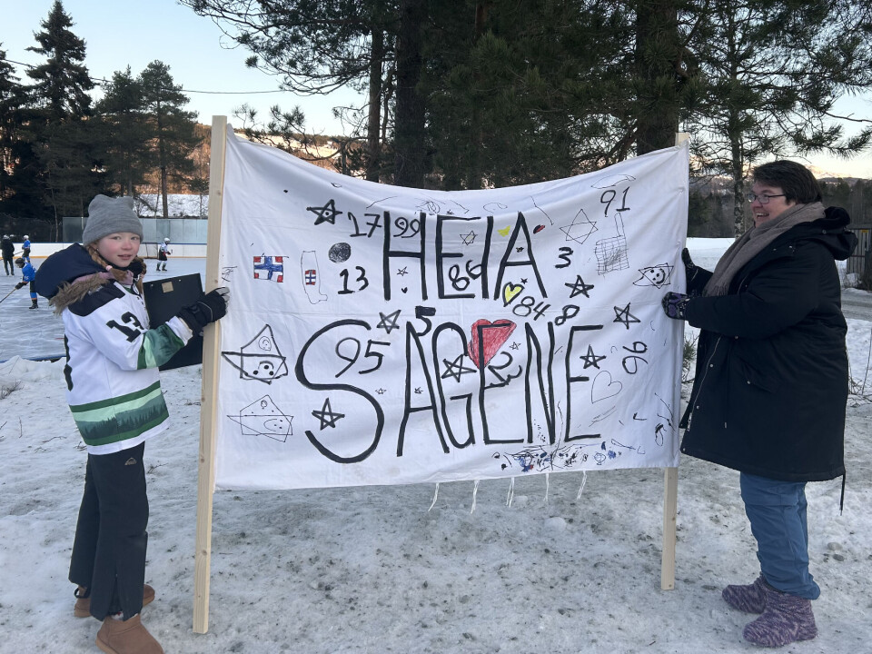 Supporterne har laget et kult banner for å heie på hjemmelaget.