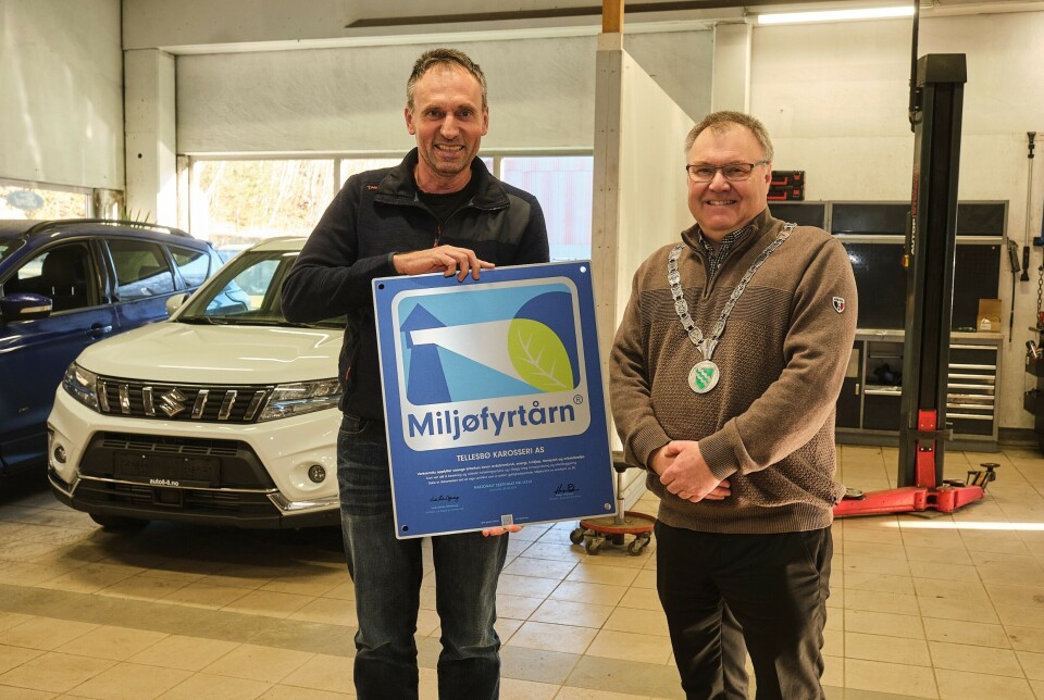 Bjarne Tellesbø (t.v) og ordførar i Surnadal, Hugo Pedersen, smiler breitt etter utdeling av miljøfyrtårnplakaten