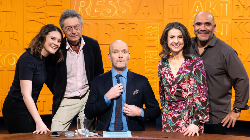 F.v. Isalill Kolpus, Iver B. Neumann (gjest), programleiar Bård Tufte Johansen, Jenny Klinge (gjest) og Johan Golden, i 'Nytt på nytt'-studio. To damer og tre menn som poserer for fotografen.