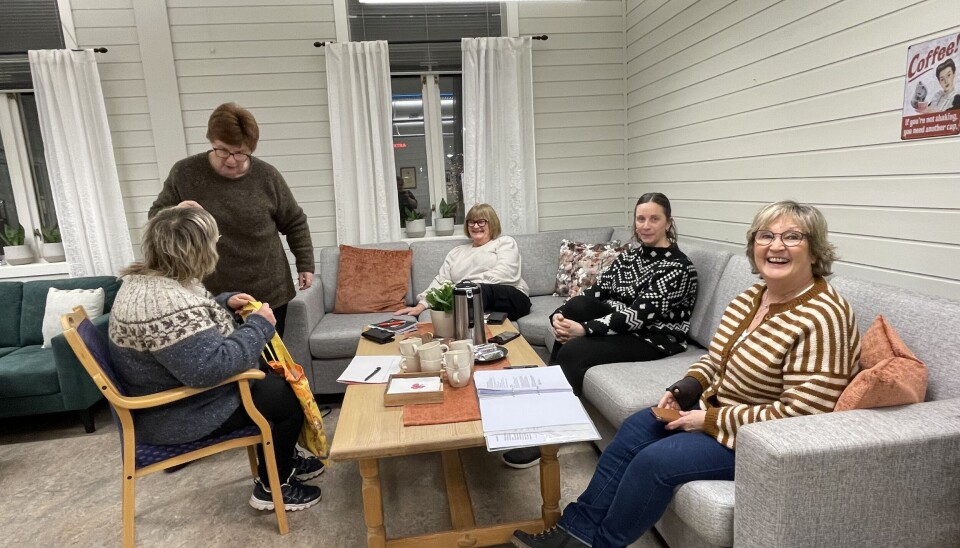 Fra venstre Anne Grete Løfald, Ann Elin Hess Brønstad, Rigmor Smevoll, Hanne Haltli og Kirsti Barbo Landsem er glade for å få ta i bruk de nye lokalene. Når disse damene møtes er det mange samtaler i rommet og mye kreativitet. Her er det snart styremøte