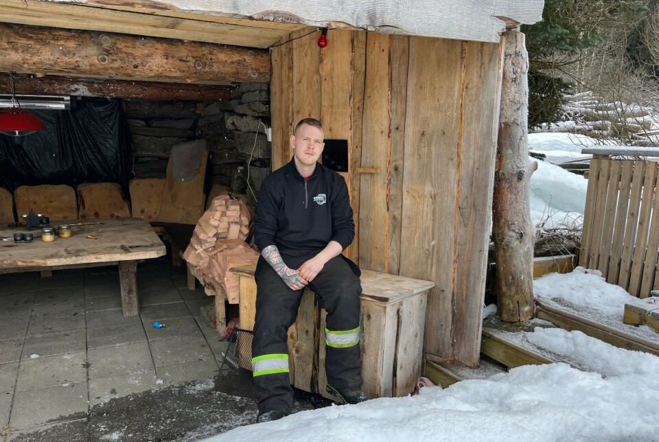 Roger Andrè Bjerkås bor og jobber i Bjorøya, og stortrives med det. En mann som sitter i en stor gapahuk.