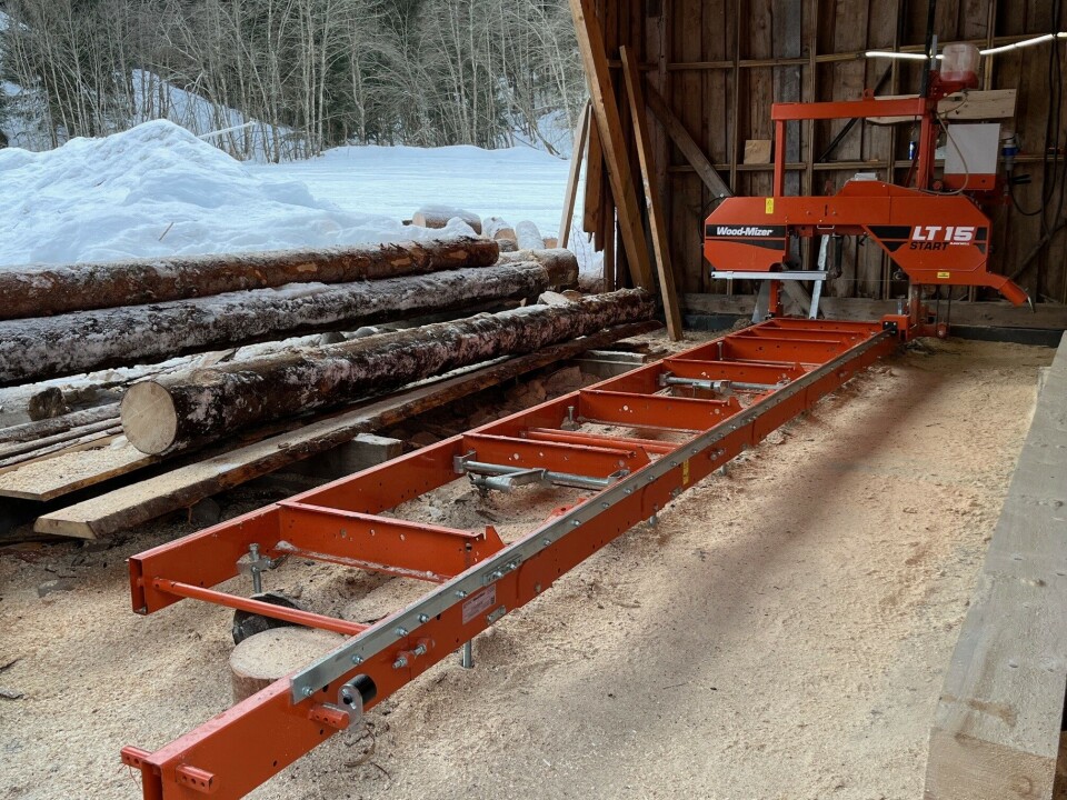 Her skjæres materialer i ulike dimensjoner av tømmer fra egen skog. Et lite sagbruk.
