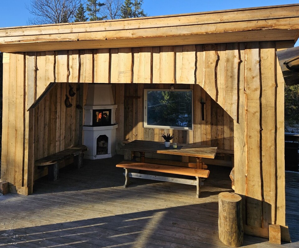Et eksempel på en gapahuk som Bjorøya gårdsbruk AS bygger til kunder. Disse kan tilpasses etter kundens ønske. En gapahuk med innebygd utendørspeis.