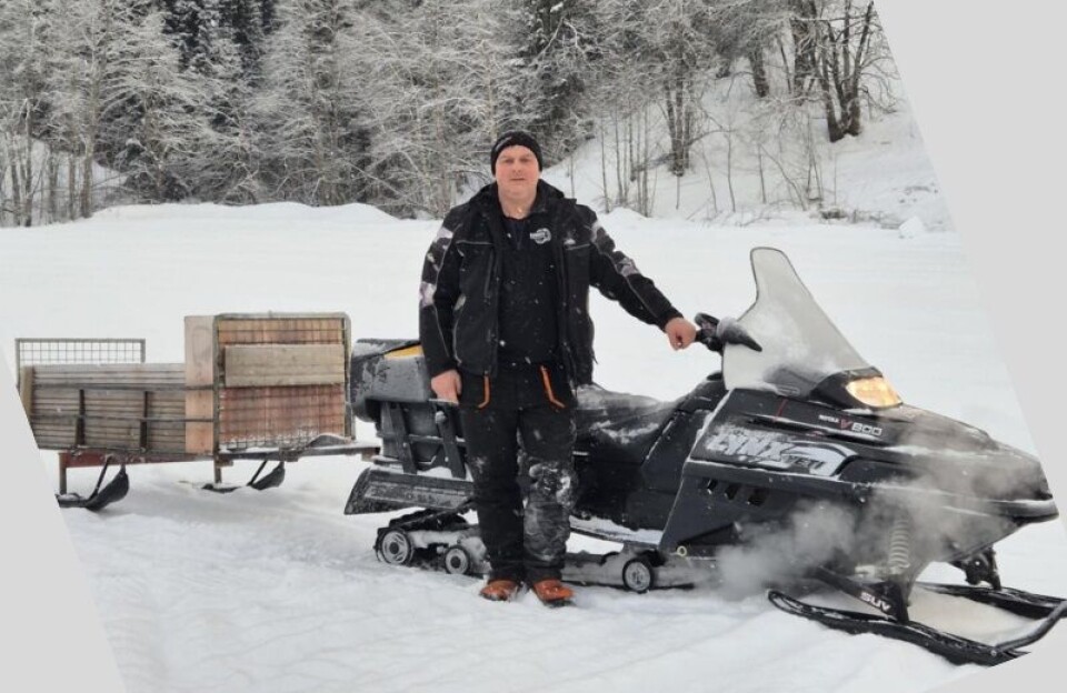 Bjørn Helge Åsløkk er medeier i Bjorøya Gårdsbruk AS, og det er stort sett han som tar seg av leiekjøring med snøscooter. En mann med en snøscooter med slede.