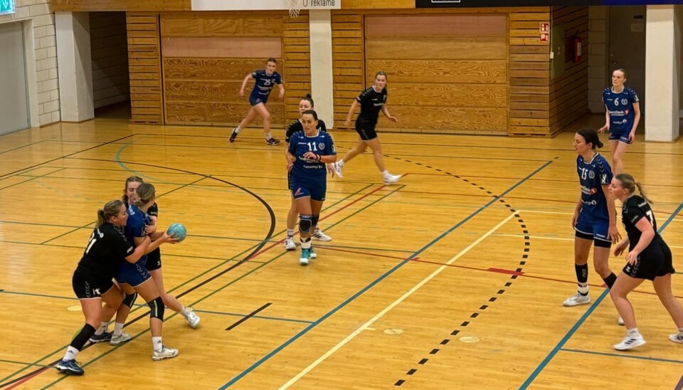 Surnadal Il tok søndag imot Selbu 2, her bilde fra hjemmekamp mot Bjugn. Damer spiller håndball i idrettshall