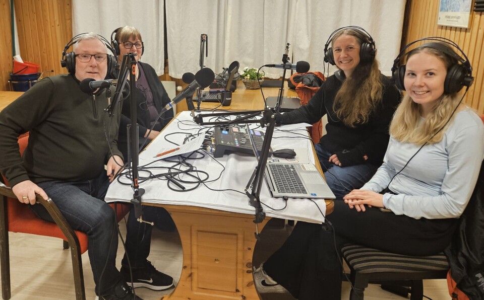 Daglig leder Bård Inge Romundstad og redaksjonelt ansvarlig Sigrid Skjølsvold i prat med podkastvertene Gunn Elin Røen og Gine Sæterbø. En mann og tre damer rundt et bord med podkastutstyr