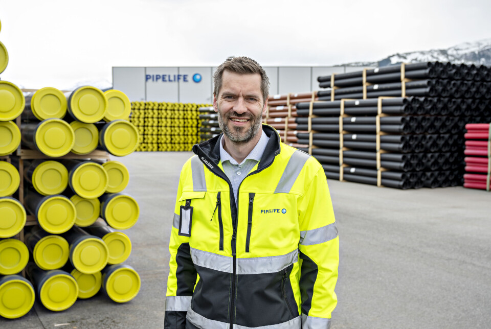 Med sine nye EPD-er gir Sigmund Aandstad og Pipelife norske aktører et mer presist beslutningsgrunnlag for riktige miljøvalg. En mann med flere stabler med rør og et fabrikkbygg bak seg.