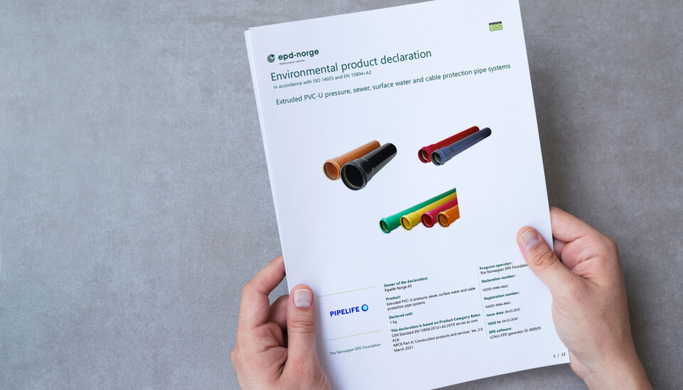 Pipelife har lansert ny EPD på ekstruderte PVC-rør for trykk, avløp, overvann og kabelvern. En brosjyre som viser forskjellige rør.