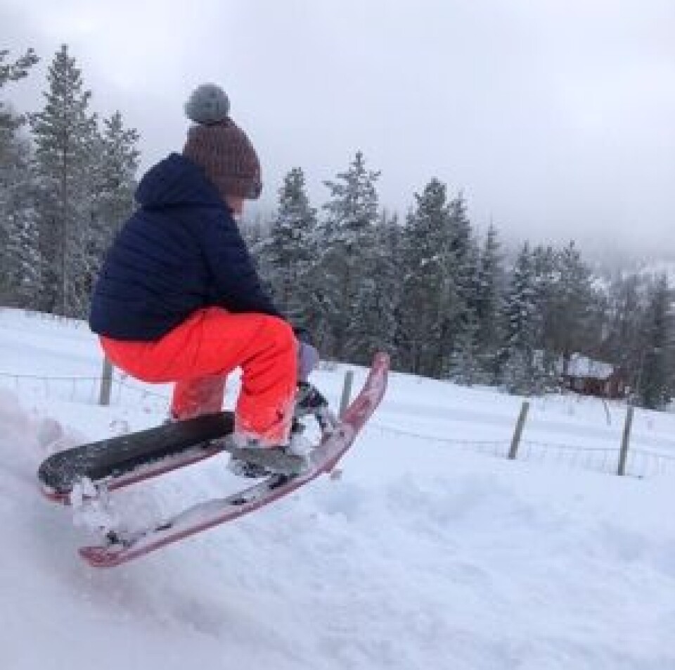 Elise hopper inn i vinterferien✨ Fine dager på hytta😃 Et barn som hopper i en bakke på snowracer.